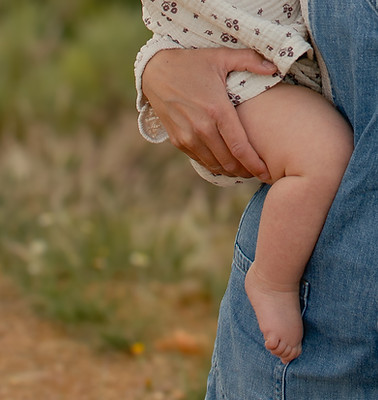 Kleine Babyfüße und liebevolle Umarmung – detailreiche Babyfotografie, die die besonderen Momente der ersten Lebenszeit festh