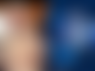 MC Daniel presenteia fã com um par de tênis durante seu show.