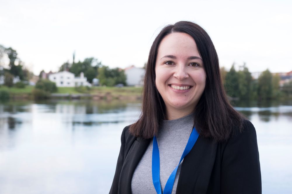 Picture of Amanda, white female with long dark hair.