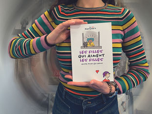Adolescente qui tient le guide ados entre ses mains
