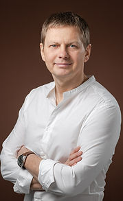 MichalNalewajek biała koszula.jpg