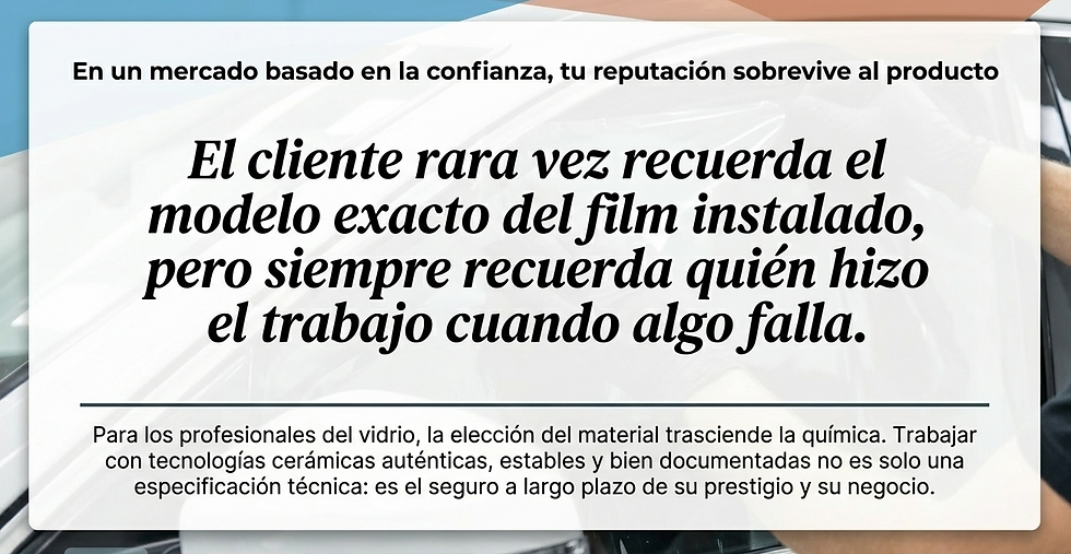 Texto sobre fondo con un mensaje sobre confianza y calidad en instalación de films cerámicos. Fondo azul y vehículo de fondo.