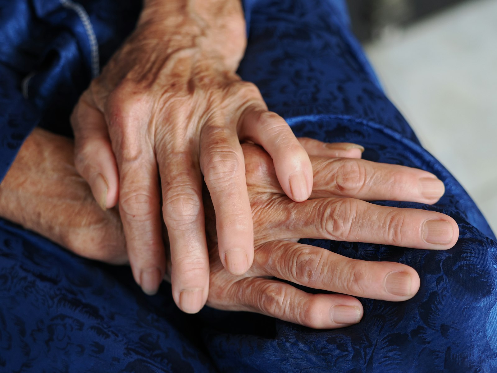 Cuidado de la piel y prevención de úlceras por presión en adultos mayores