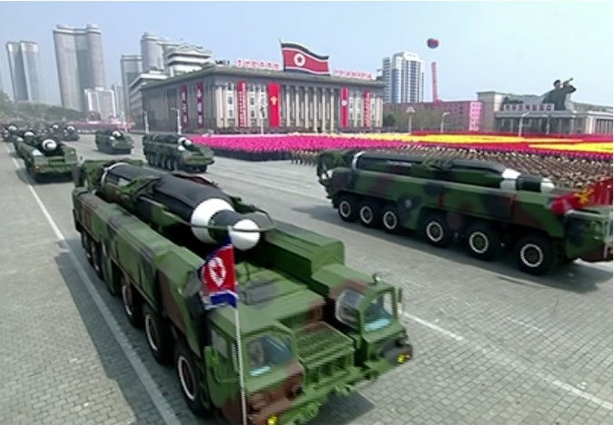 Corea del Norte presume nuevo armamento durante desfile militar