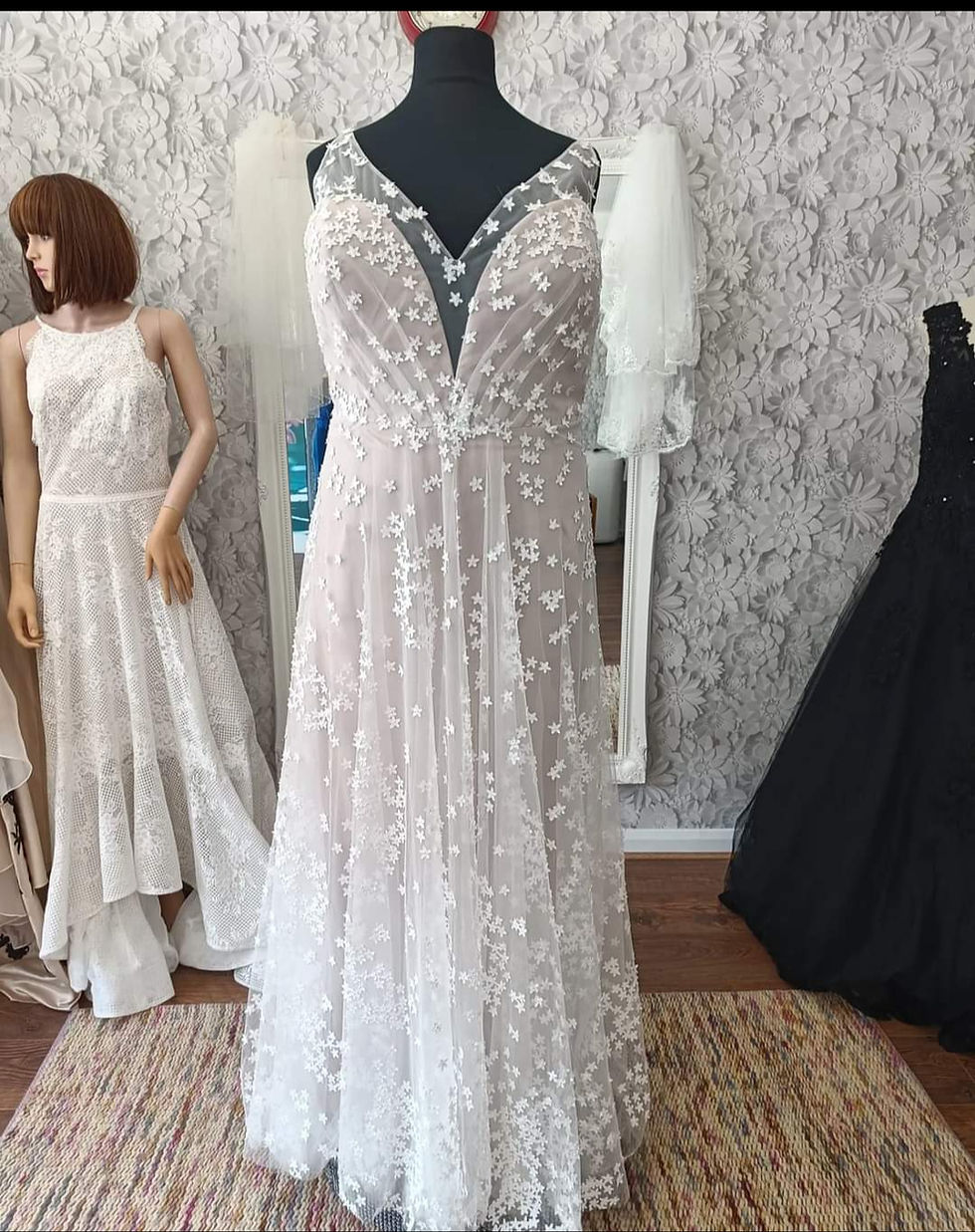 3D applique gown - Size 26