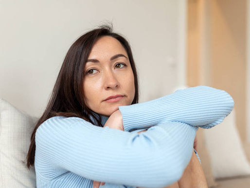 Femme assise seule exprimant une fatigue émotionnelle liée à une relation affective douloureuse