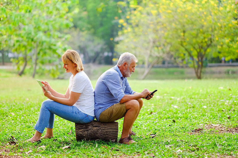 couple dos à dos sur leur téléphone, autonomie et distance dans le couple