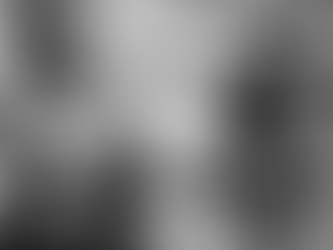 Homme et femme assis dos à dos sur un lit, illustration d’un couple en crise et d’une distance dans la relation.