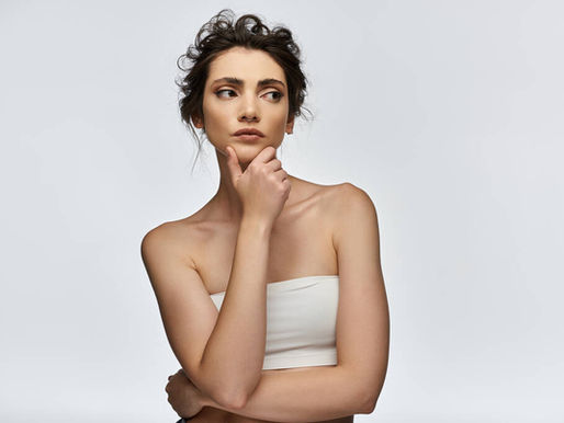 Je m'ennuie dans mon couple, femme perplexe, qui réfléchit