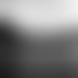 Fjord in Schottland in Schwarzweiß, es regnet