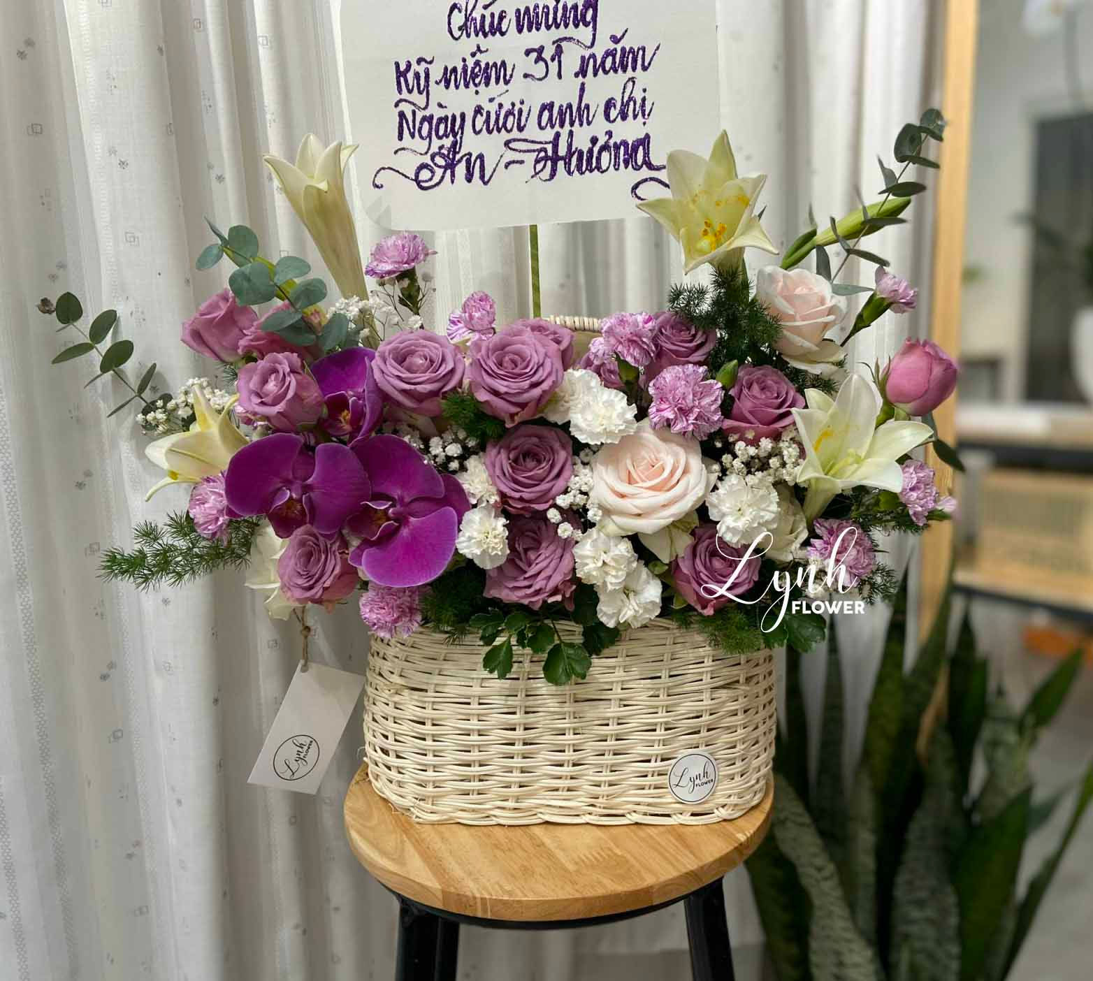 Giỏ hoa trắng tím
