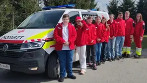 Jugendrotkreuz Knittelfeld vor einem Notarzteinsatzfahrzeug beim Besuch des Stützpunktes in Zeltweg