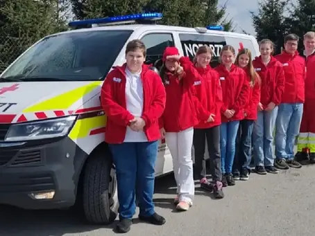 Jugendrotkreuz Knittelfeld vor einem Notarzteinsatzfahrzeug beim Besuch des Stützpunktes in Zeltweg