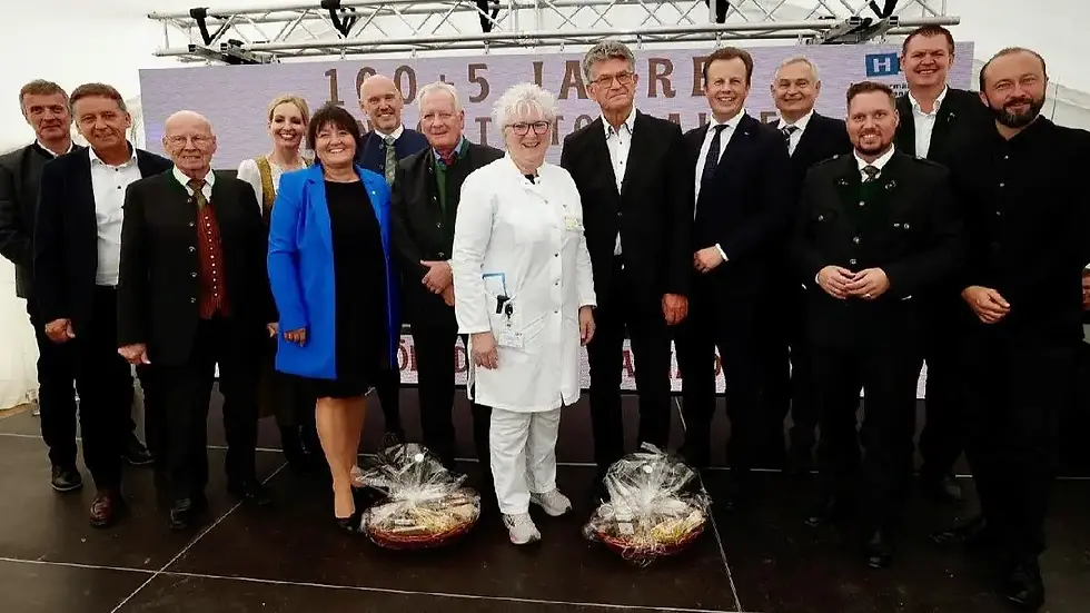 Ehrengäste und Führungspersönlichkeiten beim Festakt 100+5 Jahre Standort Stolzalpe des LKH Murtal auf der Bühne.