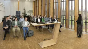 Geschäftsführerin Barbara Reichhold begrüßt Teilnehmerinnen und Teilnehmer beim Netzwerkabend im HIZ Zeltweg zu Digitalisierung und KI