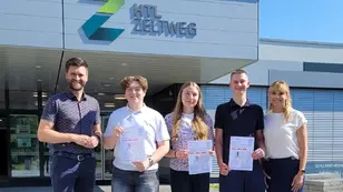 Marco Mair, Angela Steinberger und Juraj Juras präsentieren gemeinsam mit ihren Englischlehrkräften die erfolgreich bestandenen Cambridge-Prüfungen vor der HTL Zeltweg