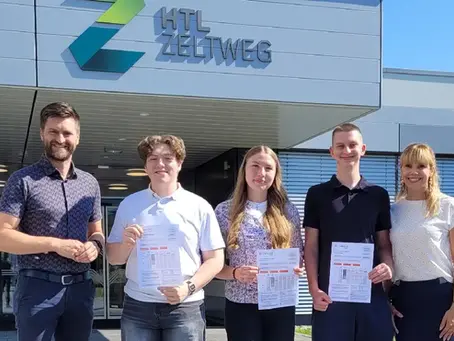 Marco Mair, Angela Steinberger und Juraj Juras präsentieren gemeinsam mit ihren Englischlehrkräften die erfolgreich bestandenen Cambridge-Prüfungen vor der HTL Zeltweg