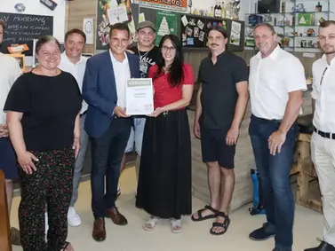 Feierliche Urkundenverleihung im Jugendcafé After School in Zeltweg – Bernd Mehrl, Nicole Walzl-Seidl, Günter Reichhold, Thomas Maier, Daniel Hartner, Romana Hartner, Stefan Zehetner, Siegfried Traffler und Pascal Bauer (v. l.)