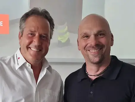 Bezirksrettungskommandant Peter Hackl und Wirtschaftsnetzwerk-Leader Tom Feier begrüßten die Teilnehmerinnen und Teilnehmer zur Netzwerkveranstaltung in der neuen Rotkreuz-Bezirksstelle Judenburg.