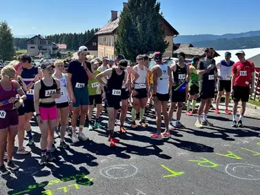 Der Startschuss fällt: 100 Läuferinnen und Läufer nehmen die 8,4 Kilometer von St. Anna zur Rothaidenhütte in Angriff.