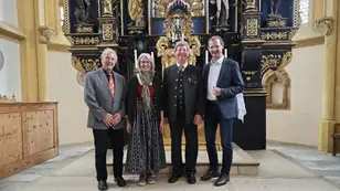 Bezirks-Chorleiter Franz Valencak, Chorleiterin Margot Leitner-Pekastnig, Komponist Ernst Bacher und Musikschuldirektor Mag. Wolfgang Fleischhacker nach der Aufführung der Leonhardiberg-Messe in der St.-Leonhard-Kirche in Murau.