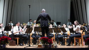 Kapellmeister Ralph Duschek dirigiert die Bergkapelle Fohnsdorf beim Neujahrskonzert im Arbeiterheim Fohnsdorf am 16. Jänner 2026.