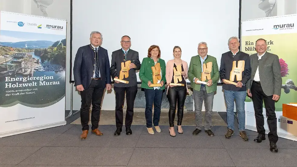 Die ausgeschiedenen Vorstandsmitglieder erhielten von Obmann Thomas Kalcher und Geschäftsführer Harald Kraxner zum Dank eine Holzwelt-Skulptur des Künstlers Hans Leitner.