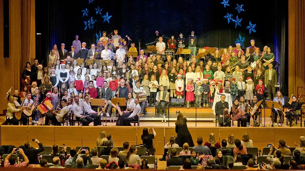 Weihnachtskonzert der Musikschule Knittelfeld im Kulturhaus mit Musikerinnen und Musikern aller Ausbildungsklassen auf der Bühne.