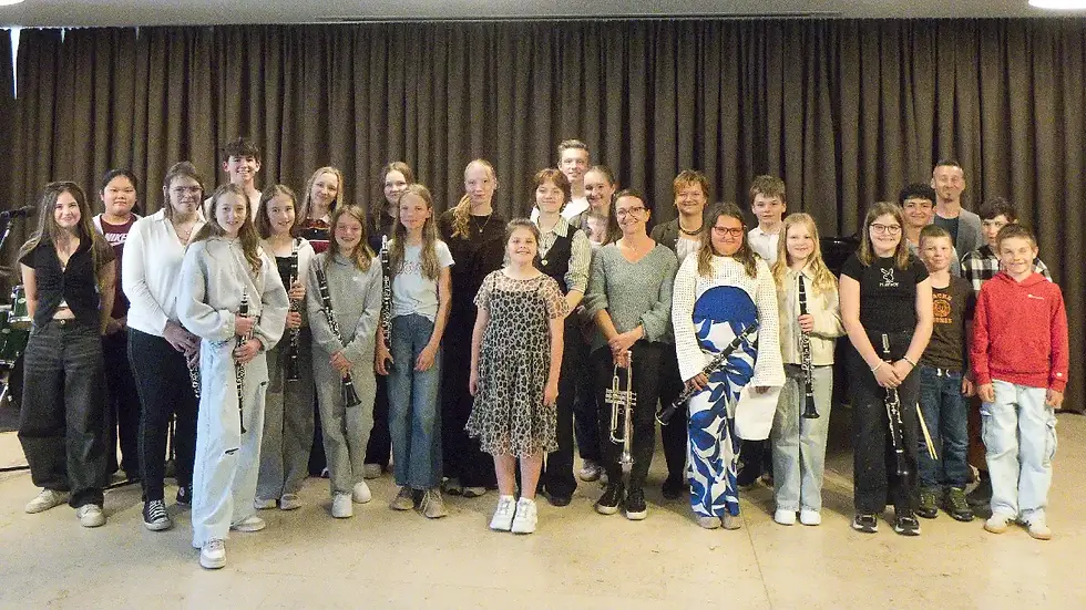 Gruppenfoto der Teilnehmerinnen und Teilnehmer beim vierten gemischten Jugendkonzert der Musikschule Knittelfeld.