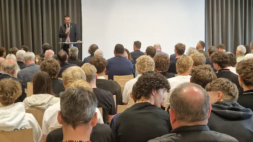 Direktor Arno Martetschläger beim Festakt zur Präsentation des neuen Departmentsystems an der HTL Zeltweg.