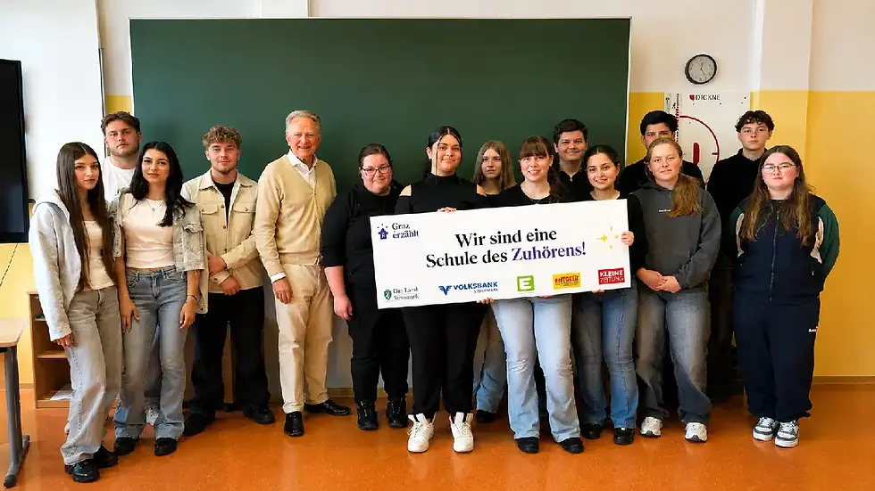 Folke Tegetthoff mit Schülerinnen und Schülern der Sportmittelschule Knittelfeld bei der Lesung „Schule des Zuhörens“.