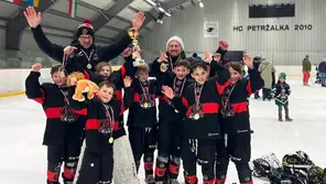 Mannschaftsfoto der U9 des EV Zeltweg Young Lions mit Trainern in Petržalka beim Nachwuchsturnier 2026.