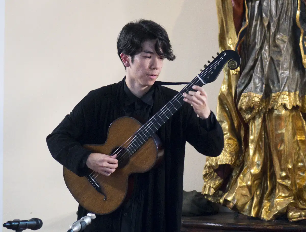 Gitarrist Takuya Okamoto berührt mit seiner Musik in Seckau.
