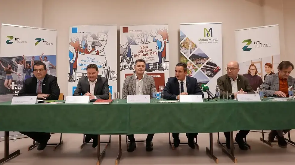 Präsentation des berufsbegleitenden FH-Diplomstudiengangs Bauingenieurwesen in der HTL Zeltweg mit den Vertreterinnen und Vertretern aus Bildung, Politik und Regionalmanagement an einem langen Tisch vor Informationsrollups.