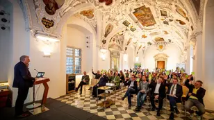 Obmann Bgm. Thomas Kalcher leitete die Jahreshauptversammlung der Holzwelt Murau im gut gefüllten Kaisersaal des Benediktinerstifts St. Lambrecht.
