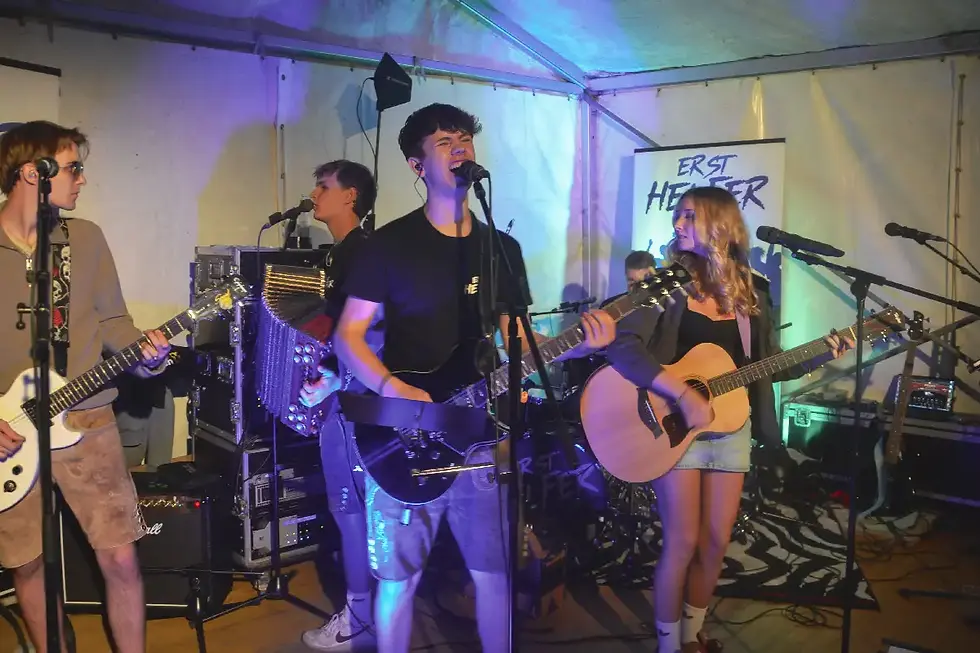 Band „Ersthelfer“ beim Blattl’n 2025 in Pusterwald mit energiegeladenem Auftritt und mitreißender Musik für das feiernde Publikum