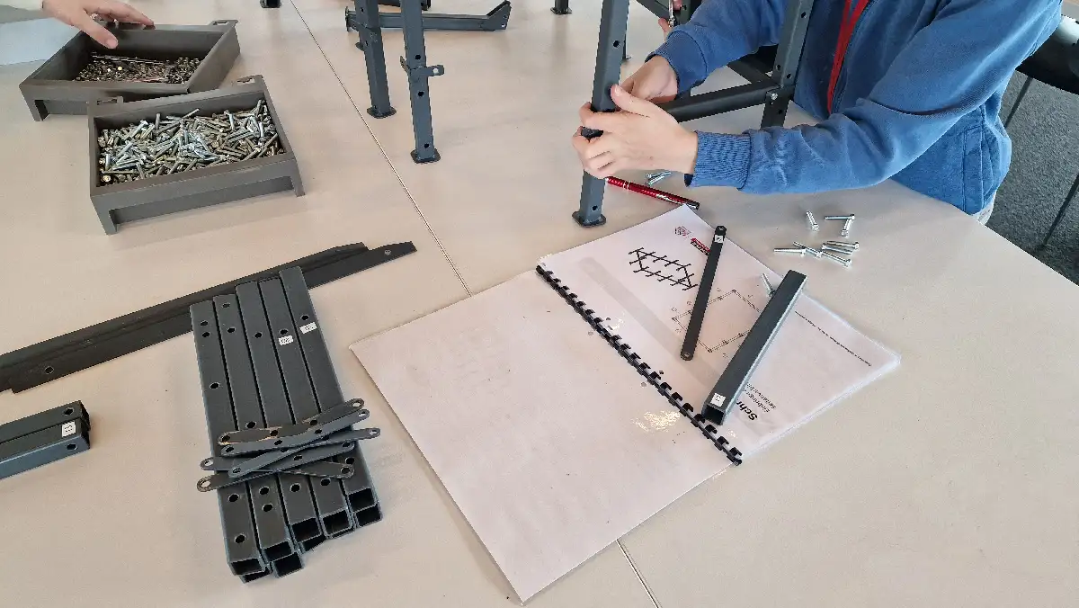 Kinder arbeiten mit Modellen und Bauteilen der Firma Zeman und lernen in der Kinderstadt Dolbu am Re