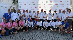 Kolland Top-Sport Athleten und Betreuerinnen posieren gemeinsam nach dem Dreifach-Sieg beim Red Bull Dolomitenmann 2025.