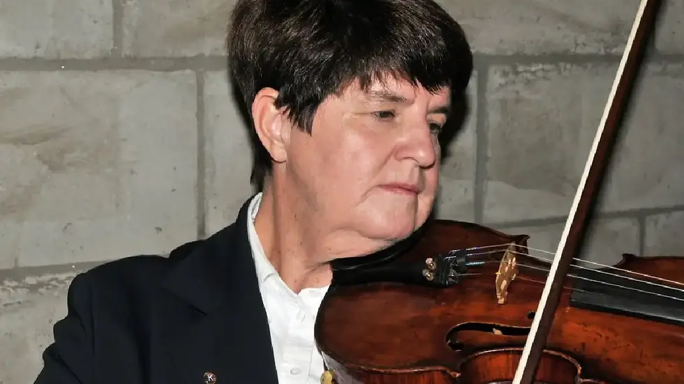 Lore Schrettner mit Geige, künstlerische Leiterin der Internationalen Musikwoche Großlobming 2025