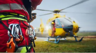 Notarzthubschrauber und Rettungskraft bei einem Einsatz in Österreich – Symbolbild für Notrufnummern und Notdienste in der Steiermark.