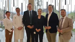 (v.l.n.r.) Stv. Pflegedirektorin Sandra Huber, MSc, Ärztlicher Direktor Prim. Dr. Michael Jagoditsch, Vorstand für Finanzen und Technik Mag. DDr. Ulf Drabek, MSc MBA, Betriebsdirektorin Dipl. KHBW Sabine Reiterer, MSc MBA, Landesrat für Gesundheit, Pflege und Kultur Dr. Karlheinz Kornhäusl, Klubobmann und Gesundheitssprecher LAbg. Marco Triller, BA MSc