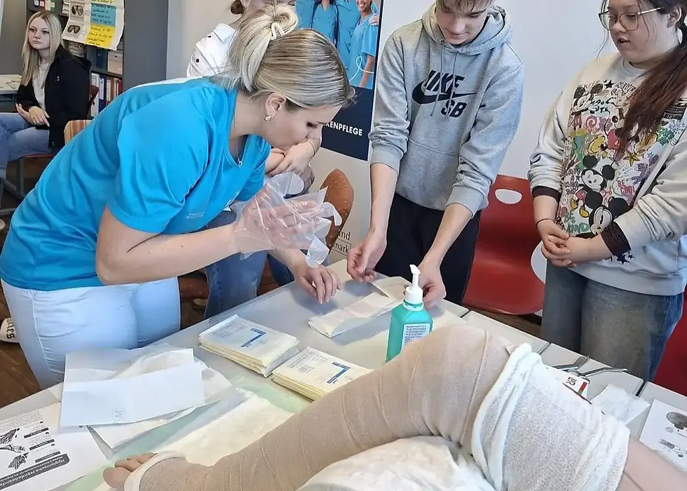 Schülerinnen und Schüler üben Verbände an einem Arm bei Pflege Workshop Gesundheitsberufe Stolzalpe Feistritzerinnen