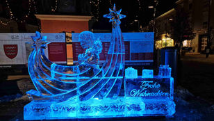 Magische Eiskrippe am Knittelfelder Hauptplatz: Live-Schnitzen begeistert