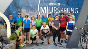 Organisatorinnen, Organisatoren und Radbegeisterte bei der Pressekonferenz zur Präsentation der Tour de Mur im Salzburger Lungau.