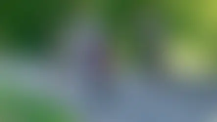 Teilnehmerinnen und Teilnehmer in traditioneller Kleidung fahren mit historischen Waffenrädern bei der Rundfahrt durch das Aichfeld beim Treffen in Kobenz 2025.