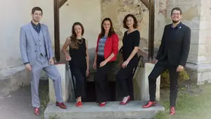Vokalensemble „Red Shoes“ mit fünf Sängerinnen und Sängern in festlicher Kleidung und roten Schuhen vor der Kirche Großlobming