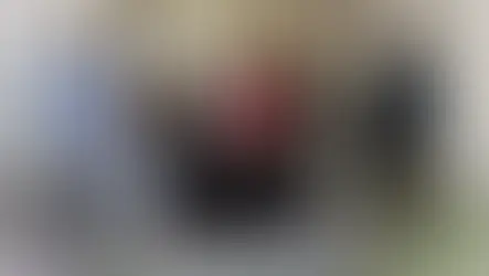 Vokalensemble „Red Shoes“ mit fünf Sängerinnen und Sängern in festlicher Kleidung und roten Schuhen vor der Kirche Großlobming