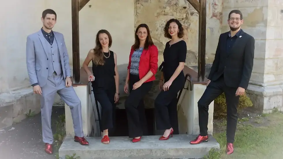 Vokalensemble „Red Shoes“ mit fünf Sängerinnen und Sängern in festlicher Kleidung und roten Schuhen vor der Kirche Großlobming