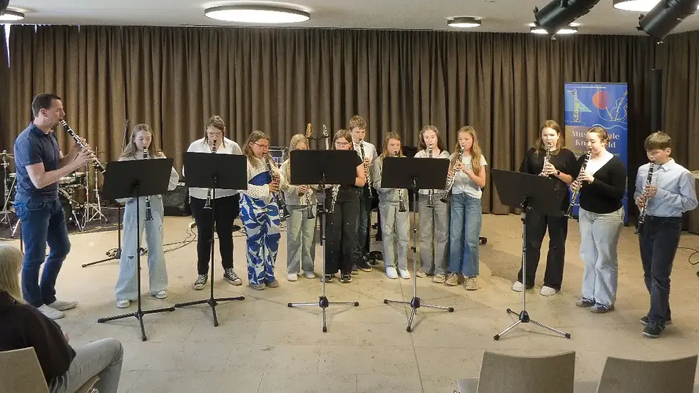 Ensemble der Musikschule Knittelfeld beim vierten gemischten Jugendkonzert mit Klarinetten und musikalischen Beiträgen.
