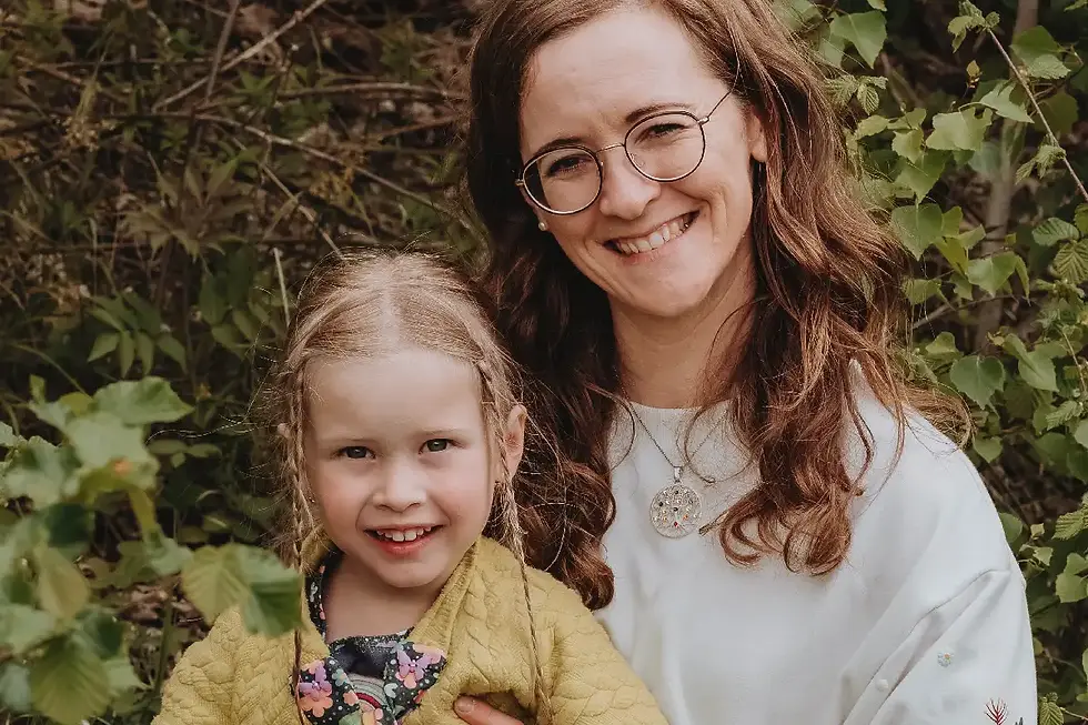 Jasmine Willibald mit Tochter Mia in der Natur in der Rachau im Murtal.